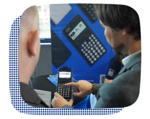 Casio no IB Day Iberoamérica 2026 1 Homens olhando uma calculadora fx-CG100 da Casio durante o IB Day Iberoamérica 2026.
